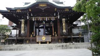11月に行われる酉の市で名高い神社