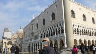 アーチが連続の宮殿(新旧政庁/時計塔も)