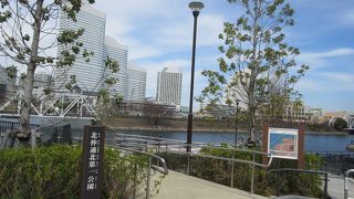 水際から対岸を見ると素晴らしい