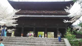 美しすぎる山門