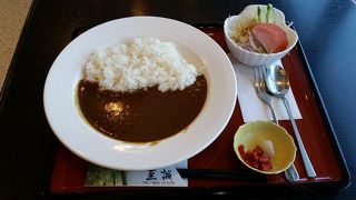 出雲そばの店舗でカレーライスを食べました。