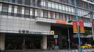 駅前に大きい通り