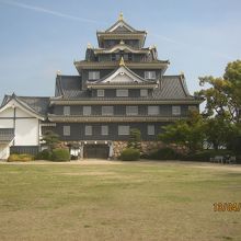 復元天守閣です。烏城といわれます。