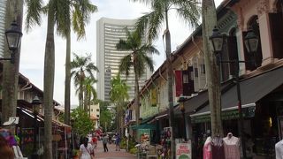 サルタンモスクの前から南に通る道。