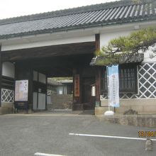 入り口の様子です。長屋門です。