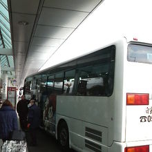 飛行機が着いた直後などは平日でも満席になるほどです。