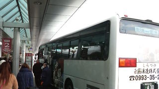 わりと本数が多く空港アクセスの足に便利