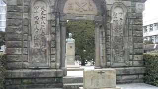 城門のようにがっしりしたあの宣教師の記念碑です