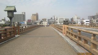 岡山後楽園に通じる橋の一つです。