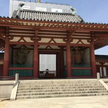 シートが掛けられて