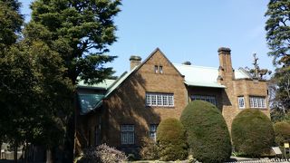 静かな森の中の美術館