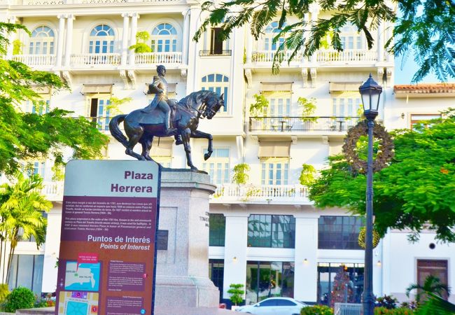 トーマス エレーラ像