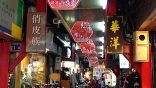 衣食、何でも揃いそうなにぎやかな市場