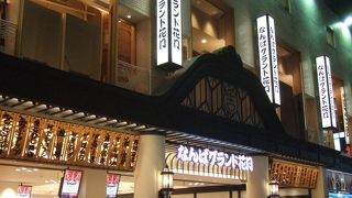 大阪のお笑いの世界を堪能できる、大阪らしいスポットです。