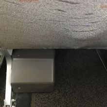 窓際席の足元