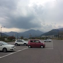 駐車場から湯田中方面の山々を