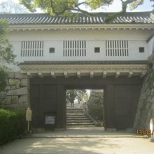 渡り門の典型な作りです。