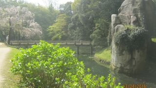 鶴鳴館の南側にある趣のある池です。