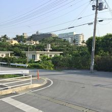 駐車場から左手に進みます。