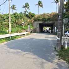 沖縄自動車道の高架手前を右折します。