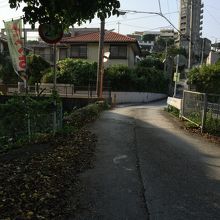 住宅地で安里川を渡ると左手に進みます。