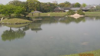 後楽園の中央に作られて池です。