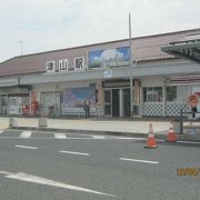 駅舎は新しいです。平屋づくりの駅舎です。