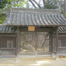 この門の奥にお堂があります。