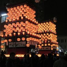 夜の山車と提灯