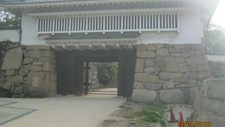 本丸へ通じる門です。表門にあたります。