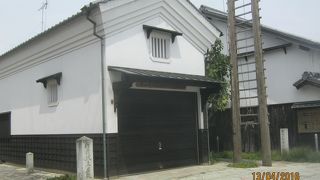 商家の建物で公開されています。