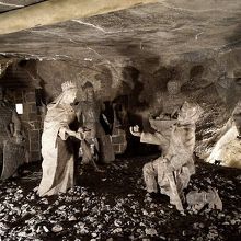 キンガ妃の彫像。