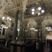 美しい大理石の柱が並ぶ「階段の間」