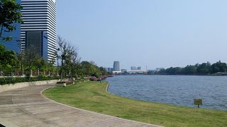 大きな池のある公園