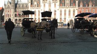 美しい歴史的建物に囲まれた広場