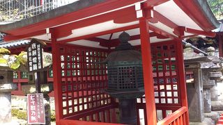 武士が刀でこの燈籠を切ろうとした