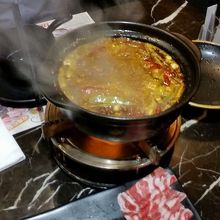 これは四川省の人間も食べられないと降参した辛さの鍋でした。