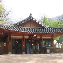 境内で飲食が可能です