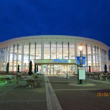 平日の夕刻人影ほとんどなし。