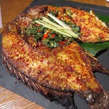 レモングラス（香茅草）や唐辛子で味付けされたお魚