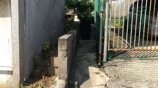 住宅の下に位置する壕です。～識名壕～