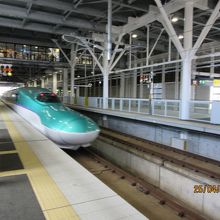 駅に到着する北海道新幹線