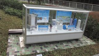 先進の環境技術を紹介する展示が点在しています