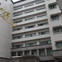 ホテル正面は窓の大きい広い部屋