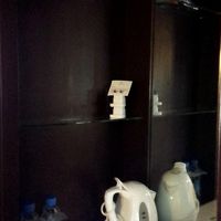 無料の水2本、　部屋に置いてあったコンセントプラグ