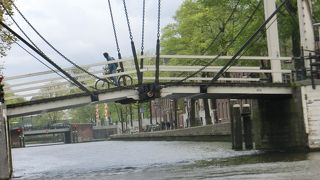 マへレのはね橋は、中央から上に上がるようです。