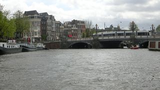 環状と放射線状に多くの路線が走っています