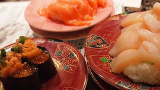 外国人にも人気の回転寿司店