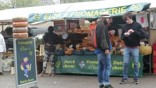 カフェや露店の市場がありました