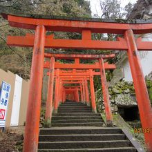鮮やかな赤鳥居
